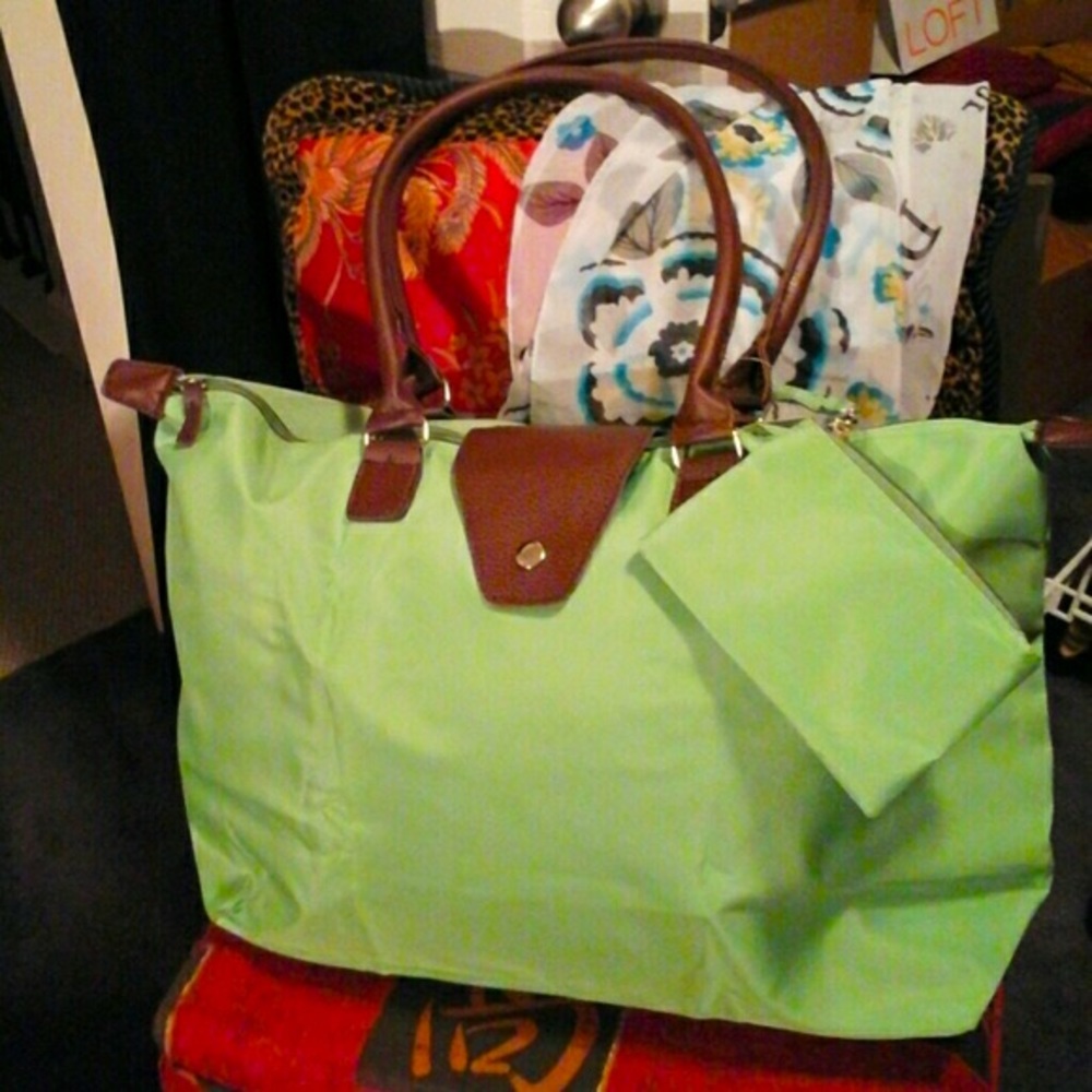 Simple and easy all in a beautiful green? A big bright tote!